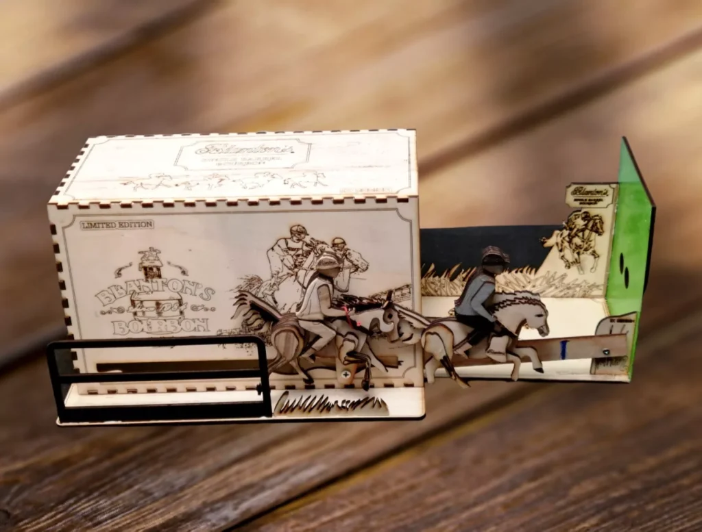 Elegante Holzkiste für Blanton's Whisky mit Beweglichen Reiterfiguren Elegante Holzkiste für Blanton's Whisky mit Beweglichen Reiterfiguren